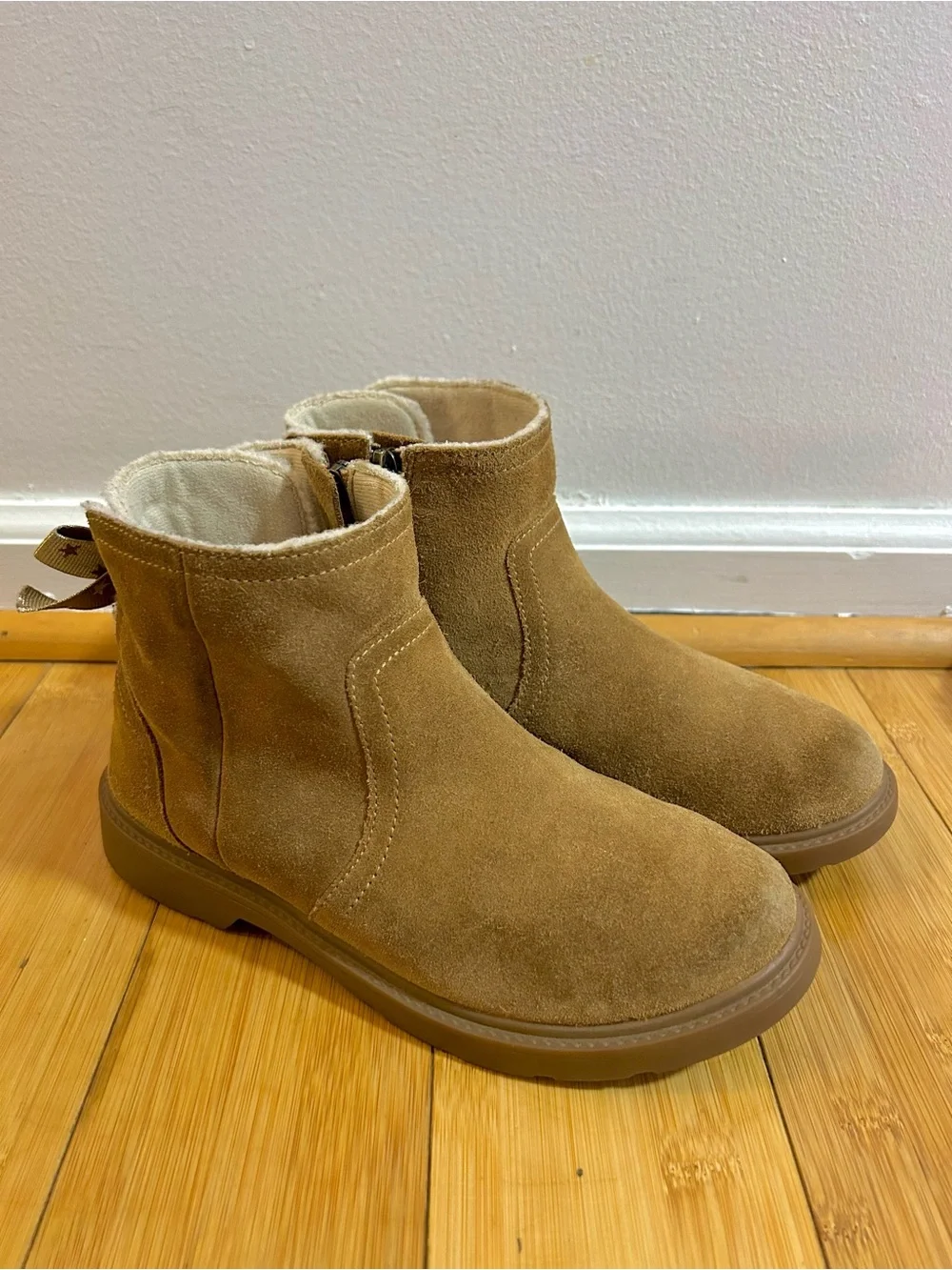 UGG Kids Lynde Chelsea Suede Winter Boots - Chestnut - 4Y or 5.5W